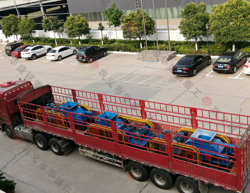 三臺750*500對輥破碎機發(fā)貨