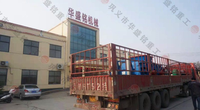 兩臺(tái)2PGY1810對輥制砂機(jī)裝車發(fā)往福建泉州